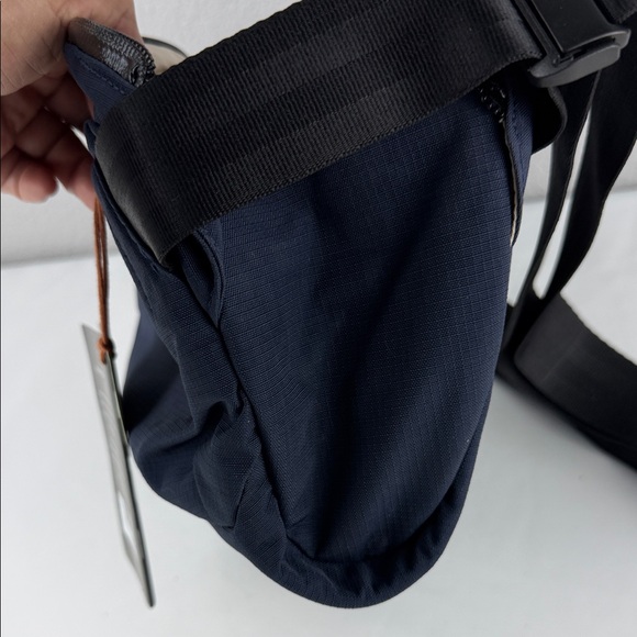 NWT Navy Blue Bellroy 6L Venture Sling Bag Travel Hiking - Picture 5 of 8